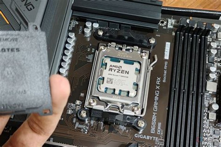 Is it dangerous to run a CPU in an extremely cold environment?